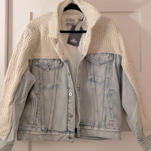 NWT Levi’s Embroidered Trucker Size M